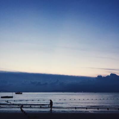 快讯：恒指低开0.27% 科指跌0.68% 科网股走弱 创新药概念高开 快手跌超9%